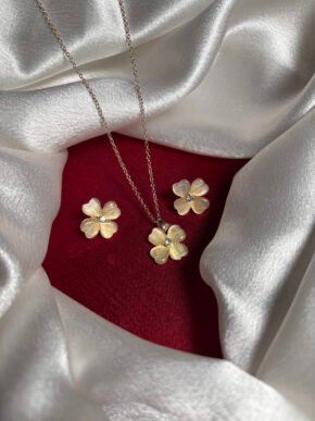 Elegant Gold Floral Pendant Necklace Set with Crystal Accent