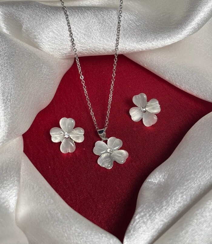 Elegant White Mother of Pearl Flower Pendant Necklace Set with Stud Earrings Elegant White Mother of Pearl Flower Pendant Necklace Set with Stud Earrings
